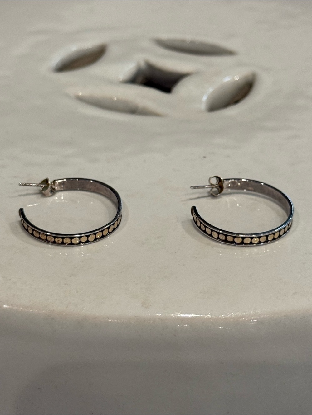 • Anna Beck • EUC • CLASSIC LARGE HOOP DISC EARRING IN GOLD/SILVER - Picture 7 of 15